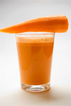 Carottes fraîches sur un verre de jus de carotte Photographie de stock - Premium Libres de Droits, Code: 659-01860610