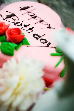 simsearch:659-01846253,k - Pink heart-shaped birthday cake with marzipan roses Stock Photo - Premium Royalty-Free, Code: 659-01860626