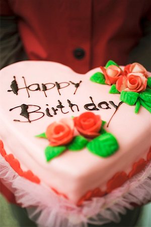 simsearch:659-01846253,k - Person holding heart-shaped birthday cake with marzipan roses Stock Photo - Premium Royalty-Free, Code: 659-01860620