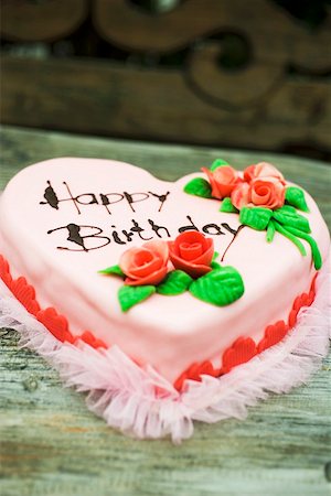 Pink heart-shaped birthday cake with marzipan roses Stock Photo - Premium Royalty-Free, Code: 659-01860621