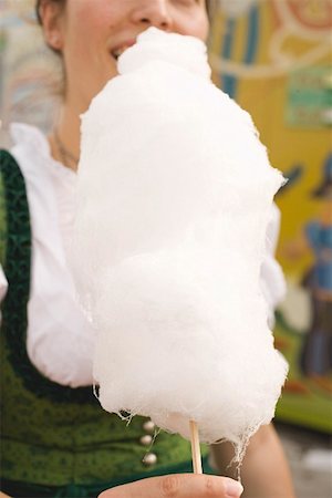 simsearch:659-03529582,k - Woman eating candyfloss (Oktoberfest, Munich) Foto de stock - Sin royalties Premium, Código: 659-01860678