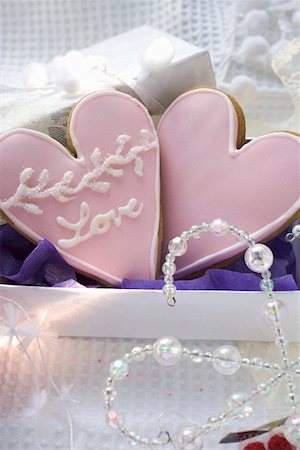 simsearch:659-01860688,k - Two heart-shaped Christmas biscuits to give as a gift Foto de stock - Royalty Free Premium, Número: 659-01860694