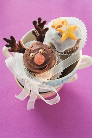 rudolf - Christmassy chocolate muffins in a pile of cups Fotografie stock - Premium Royalty-Free, Codice: 659-01860698