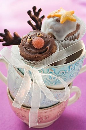 rudolf - Chocolate muffins with Christmassy decorations in pile of cups Fotografie stock - Premium Royalty-Free, Codice: 659-01860699