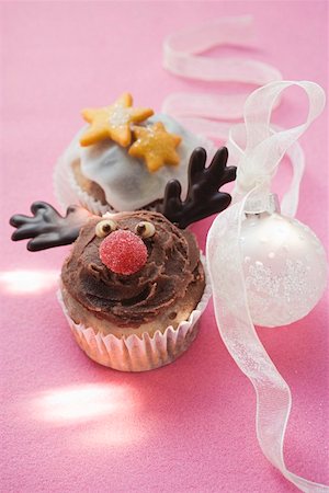rudolf - Christmassy chocolate muffins and Christmas bauble Fotografie stock - Premium Royalty-Free, Codice: 659-01860702