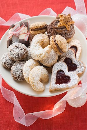 simsearch:659-02213379,k - Assorted Christmas biscuits on plate Foto de stock - Royalty Free Premium, Número: 659-01860721