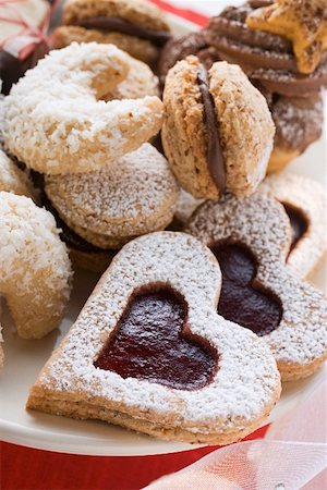 simsearch:659-02213379,k - Assorted Christmas biscuits on plate (detail) Foto de stock - Royalty Free Premium, Número: 659-01860722