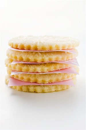 simsearch:659-01860688,k - Biscuits de Noël aux étoiles, dans un tas de givrage Photographie de stock - Premium Libres de Droits, Code: 659-01860743