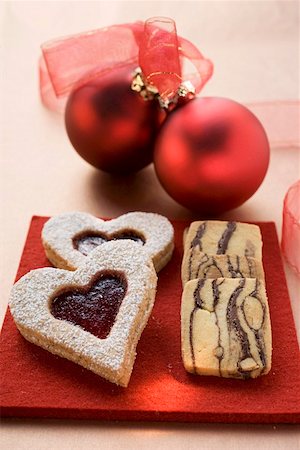 simsearch:659-01860790,k - Jam biscuits and stripy biscuits for Christmas Fotografie stock - Premium Royalty-Free, Codice: 659-01860773