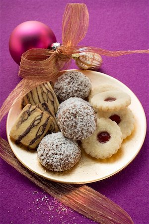 simsearch:659-02213379,k - Assorted Christmas biscuits on plate Foto de stock - Royalty Free Premium, Número: 659-01860780