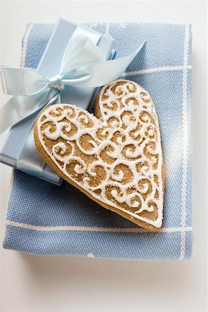 Gingerbread heart with white icing (for Christmas) Foto de stock - Royalty Free Premium, Número: 659-01860798