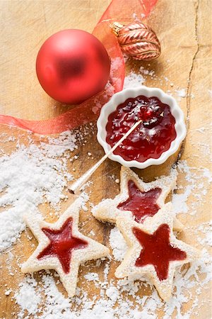 simsearch:659-02213379,k - Star-shaped biscuits with raspberry jam Foto de stock - Royalty Free Premium, Número: 659-01860791