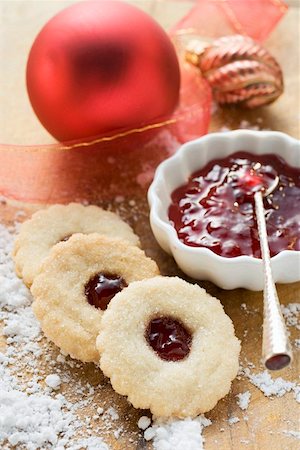 simsearch:659-01860790,k - Linzer biscuits with raspberry jam Fotografie stock - Premium Royalty-Free, Codice: 659-01860792