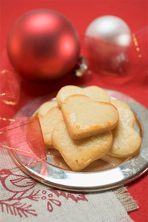 simsearch:659-01860688,k - Heart-shaped Christmas biscuits on silver plate Foto de stock - Royalty Free Premium, Número: 659-01860808
