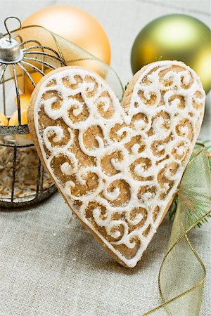 Gingerbread heart decorated with icing (for Christmas) Foto de stock - Royalty Free Premium, Número: 659-01860818