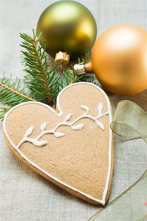 simsearch:659-01860688,k - Coeur de pain d'épice décorés avec glaçage (pour Noël) Photographie de stock - Premium Libres de Droits, Code: 659-01860819