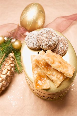 Assorted Christmas biscuits on biscuit tin Stock Photo - Premium Royalty-Free, Code: 659-01860839