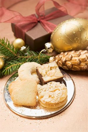 photos of christmas baking on plates - Assorted Christmas biscuits on silver plate Stock Photo - Premium Royalty-Free, Code: 659-01860833