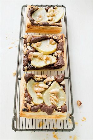 Three pieces of pear & chocolate tart with almonds on rack Foto de stock - Sin royalties Premium, Código: 659-01860863