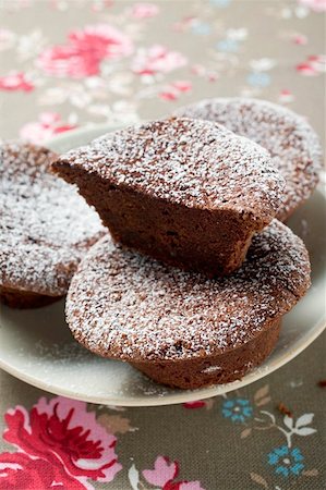 powdered sugar - Chocolate buns with icing sugar, one halved Stock Photo - Premium Royalty-Free, Code: 659-01860881