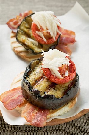 simsearch:659-01860961,k - Bacon, grilled aubergine, tomato and Parmesan on toast Foto de stock - Royalty Free Premium, Número: 659-01860929