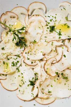 Cep carpaccio with olive oil and herbs (close-up) Fotografie stock - Premium Royalty-Free, Codice: 659-01860980