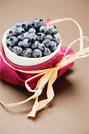 simsearch:659-01859030,k - Blueberries in white bowl to give as a gift Foto de stock - Sin royalties Premium, Código: 659-01861041