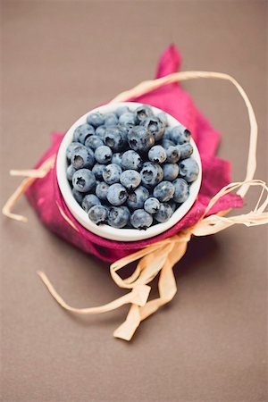 simsearch:659-02211118,k - Blueberries in white bowl to give as a gift Stock Photo - Premium Royalty-Free, Code: 659-01861042