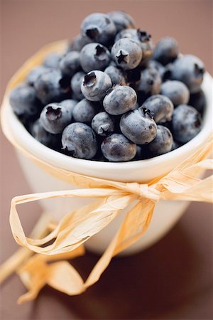 Blueberries in white bowl to give as a gift Stock Photo - Premium Royalty-Free, Code: 659-01861043