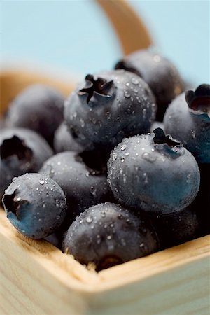 simsearch:659-06494962,k - Blueberries with drops of water in woodchip basket (close-up) Foto de stock - Sin royalties Premium, Código: 659-01861054