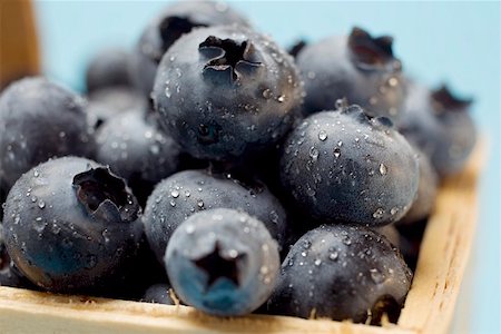 simsearch:659-06494962,k - Blueberries with drops of water in woodchip basket (close-up) Foto de stock - Sin royalties Premium, Código: 659-01861053