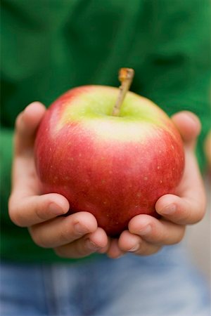 simsearch:659-03524834,k - Child's hands holding a Gala apple Foto de stock - Sin royalties Premium, Código: 659-01861091