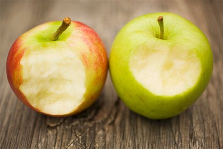 simsearch:659-03524834,k - Two apples with bites taken on wooden background Foto de stock - Sin royalties Premium, Código: 659-01861093