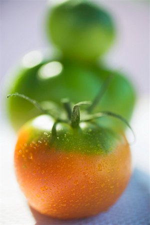 simsearch:659-01863451,k - Tomates, vert et orange, avec des gouttes d'eau Photographie de stock - Premium Libres de Droits, Code: 659-01861129