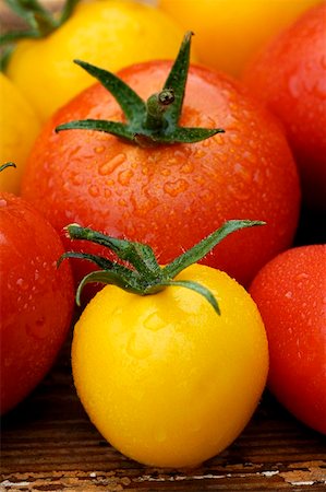 simsearch:659-03526222,k - Various types of tomatoes with drops of water Foto de stock - Sin royalties Premium, Código: 659-01861197