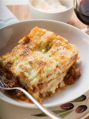 simsearch:659-03535144,k - Émincer les lasagnes Photographie de stock - Premium Libres de Droits, Code: 659-01861278