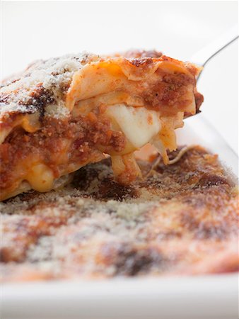 simsearch:659-03535144,k - Émincer les lasagnes sur serveur Photographie de stock - Premium Libres de Droits, Code: 659-01861285