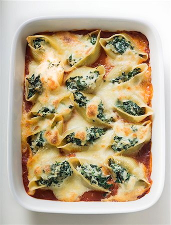 simsearch:659-08903489,k - Baked pasta shells with spinach filling Foto de stock - Royalty Free Premium, Número: 659-01861280