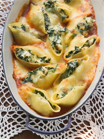 simsearch:659-06151520,k - Baked pasta shells with spinach filling Foto de stock - Sin royalties Premium, Código: 659-01861283