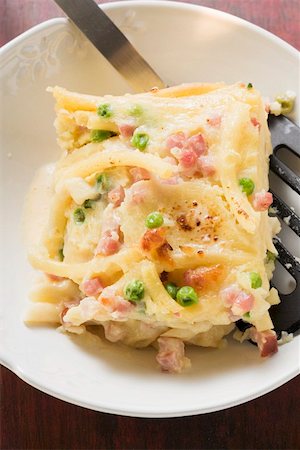 simsearch:659-03529078,k - Macaroni bake with ham and peas (overhead view) Stock Photo - Premium Royalty-Free, Code: 659-01861314