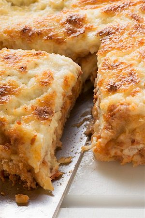 Hackfleisch-Lasagne, ein Teil-Schnitt Stockbilder - Premium RF Lizenzfrei, Bildnummer: 659-01861319