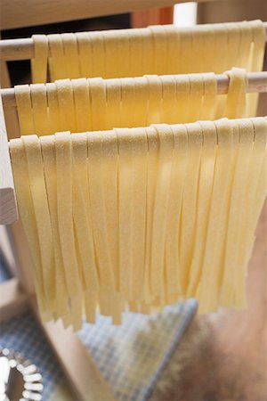 simsearch:659-01861340,k - Home-made ribbon pasta, hanging up to dry Foto de stock - Sin royalties Premium, Código: 659-01861325