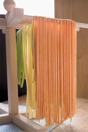 simsearch:659-01864846,k - Home-made pasta, hanging up to dry Foto de stock - Sin royalties Premium, Código: 659-01861328