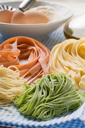 spinach pasta - Home-made pasta with ingredients Stock Photo - Premium Royalty-Free, Code: 659-01861337