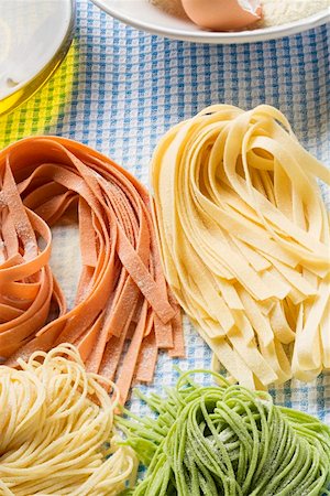 simsearch:659-01864847,k - Home-made pasta with ingredients Fotografie stock - Premium Royalty-Free, Codice: 659-01861338