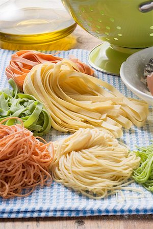 simsearch:659-01864846,k - Home-made pasta with ingredients Foto de stock - Sin royalties Premium, Código: 659-01861339