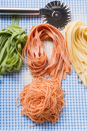 simsearch:659-01864847,k - Various types of home-made pasta with pastry wheel Fotografie stock - Premium Royalty-Free, Codice: 659-01861330