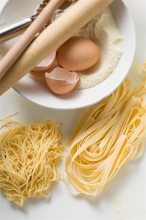 simsearch:659-01861336,k - Home-made pasta with ingredients Foto de stock - Sin royalties Premium, Código: 659-01861347
