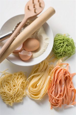 simsearch:659-01861340,k - Home-made coloured pasta with ingredients Foto de stock - Sin royalties Premium, Código: 659-01861348