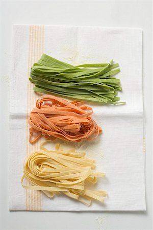 simsearch:659-01861340,k - Home-made coloured ribbon pasta on tea towel Foto de stock - Sin royalties Premium, Código: 659-01861350